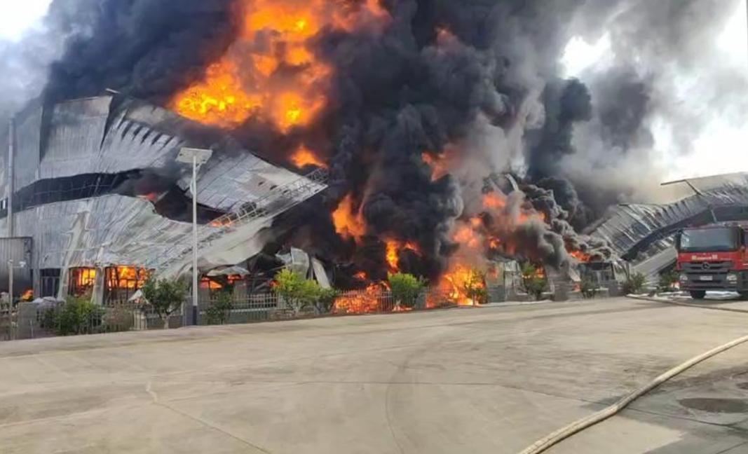 四川资阳一厂房发生火灾
12月21日上午，四川资阳高新区有厂房发生火灾，现场火势