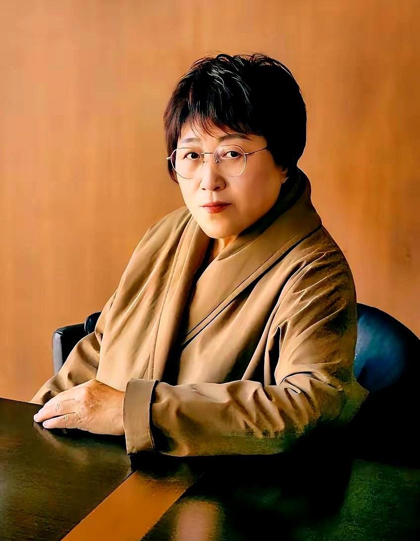 当代社会，许多人似乎正活在一种“表面安宁”的状态里，却深藏“心灵枷锁”的痛苦。