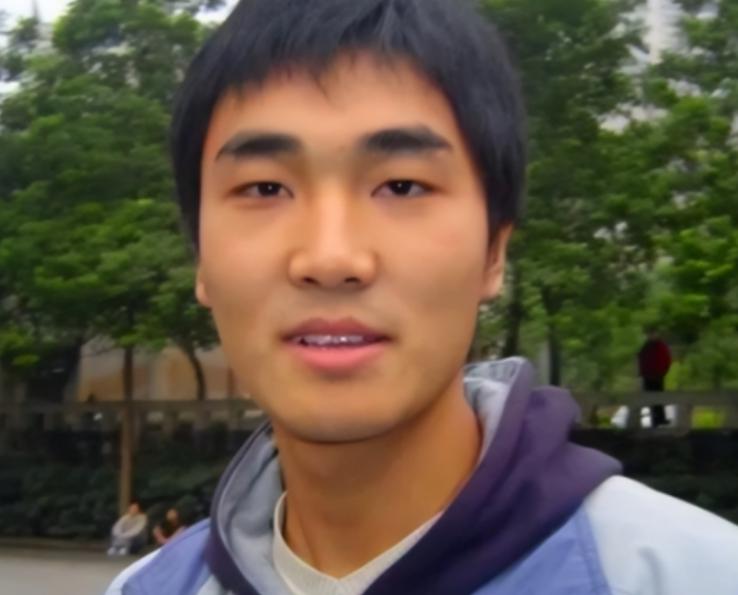 “每月就给我500块，资助不起装什么孙子！”2006年，贫困大学生向海清向媒体怒