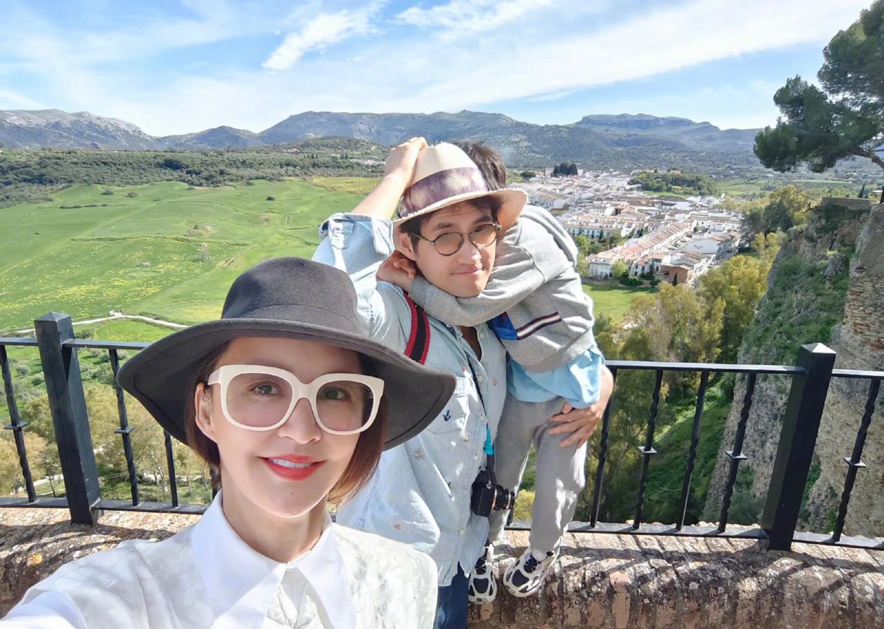 张歆艺、袁弘两口子带娃旅行，她说这是他们家的“逛地球计划”。来一场说走就走的旅行