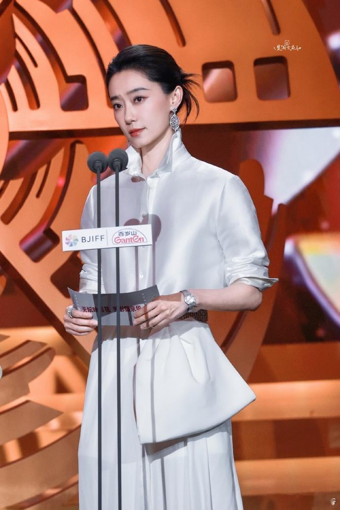 张小斐 没有讨好感的眼神和动作 好爱天坛奖评委张小斐这份从容，眼里没有讨好和迎合