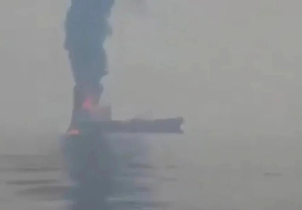 伊朗官方媒体1日播放了一段视频，显示一艘油轮在通过霍尔木兹海峡时被击中后起火，并