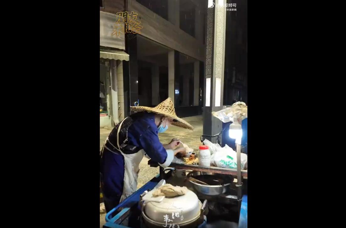 近日，四川乐山92岁的“粽子爷爷”陈少洪暖心走红。
老人在街上摆摊卖粽近20年，