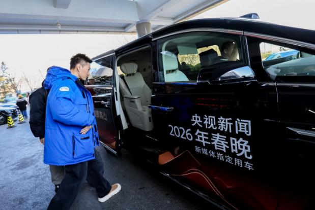 邓男子在春晚上的《惊喜定格》魔术让全国观众记住了他，而高山在春晚幕后的出行保障工