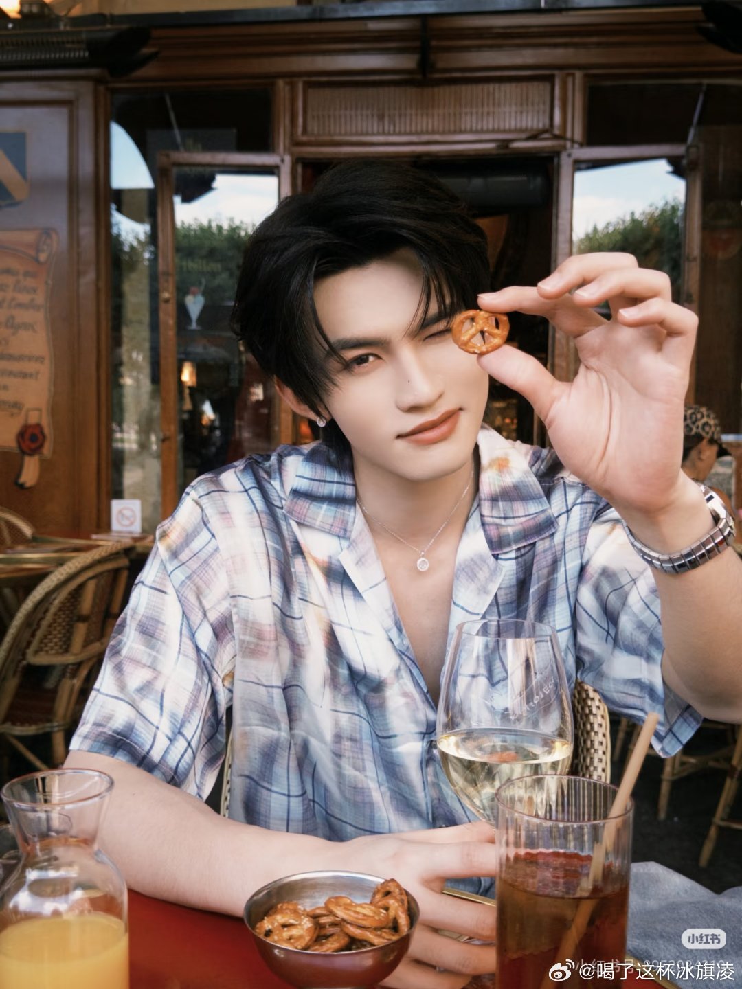 小饼干是🧡色的，车子是💛色的，组合起来就是宝宝的应援色啦，宝宝太爱冰旗凌了吧