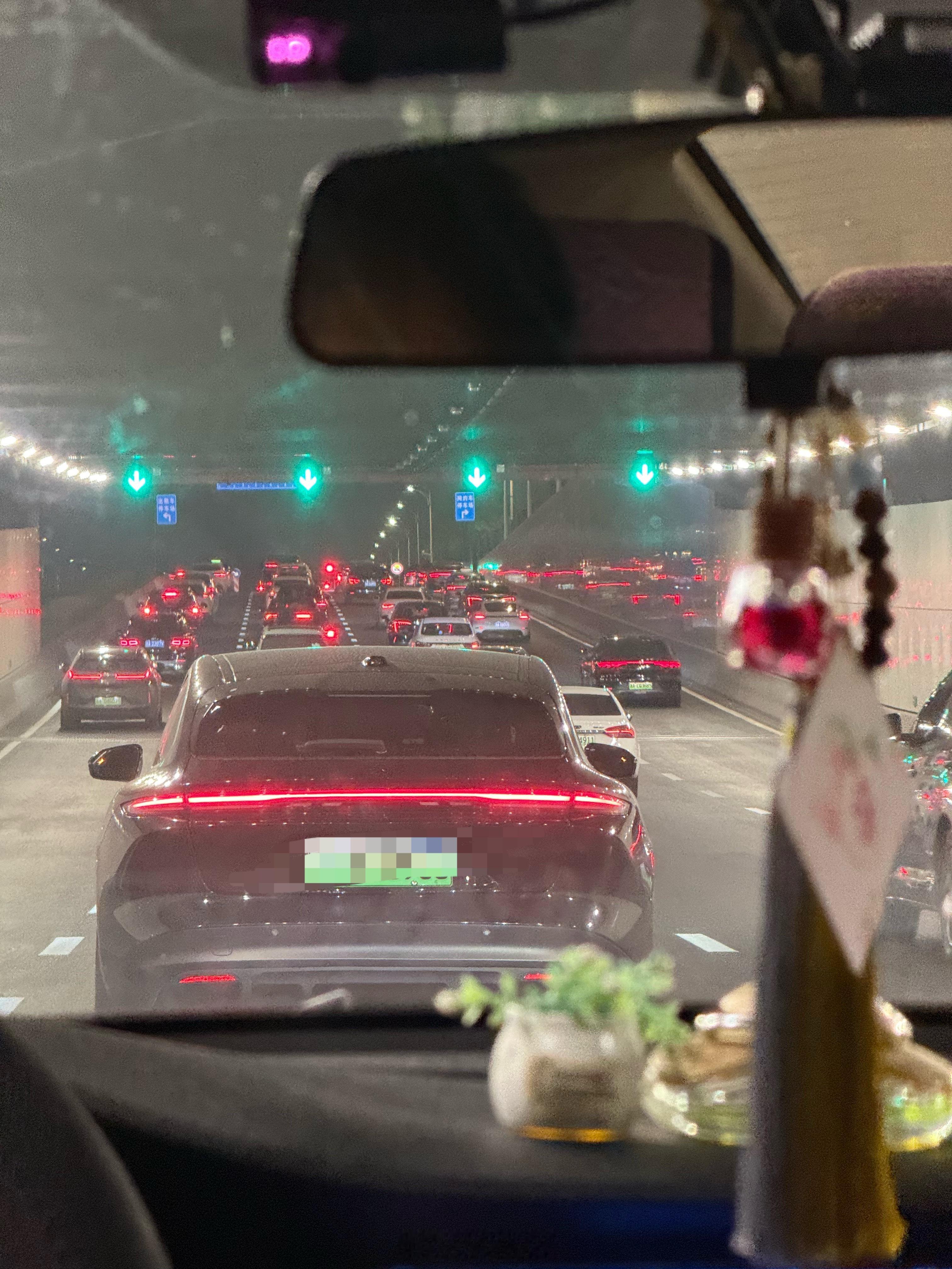从广州回来，飞机延误一大片凌晨的萧山机场出来可都是车 杭州·杭州萧山国际机场