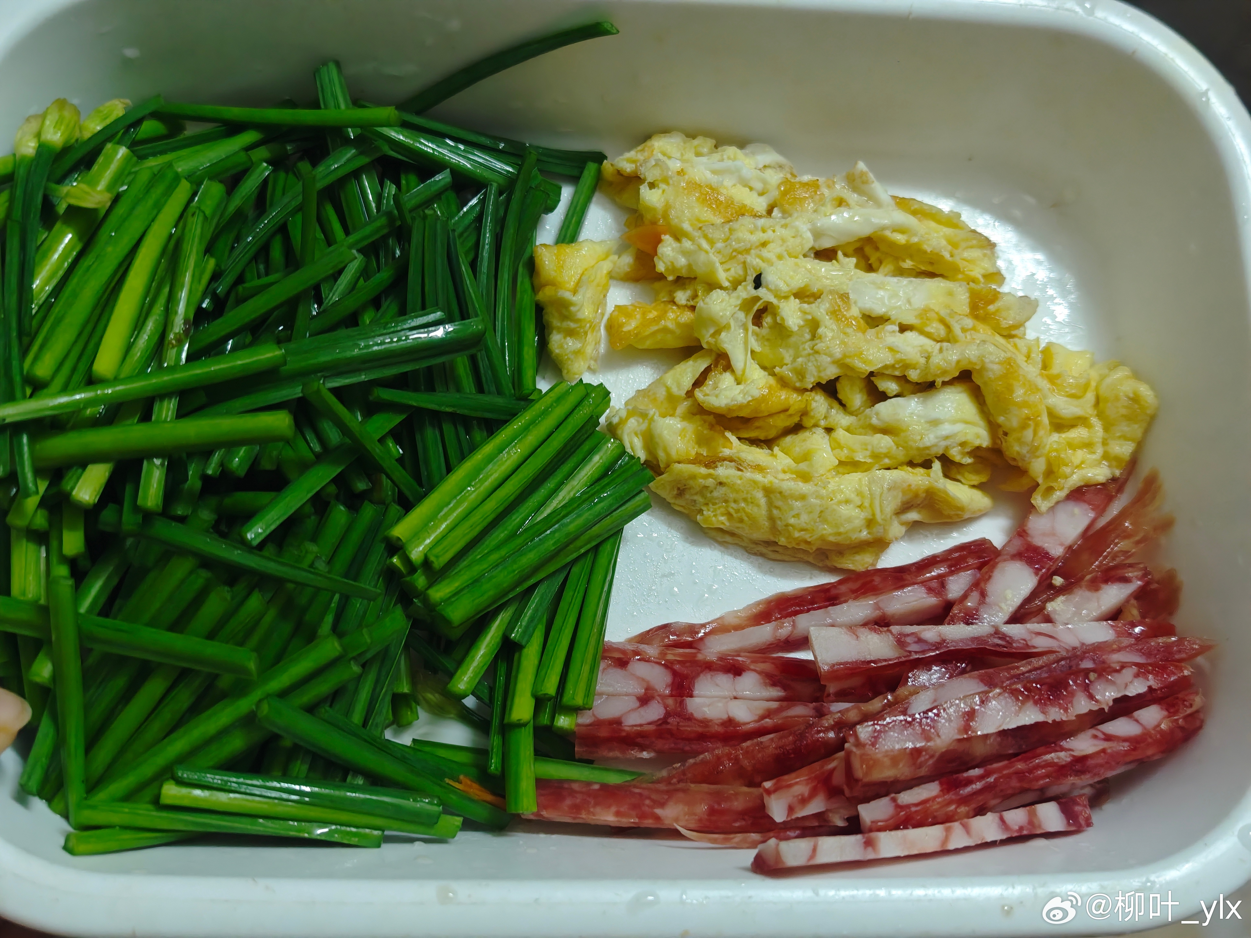 美食分享 炒米粉——韭菜花、鸡蛋、腊肠、胡萝卜丝炒的，米粉炒的一点也不坨。 