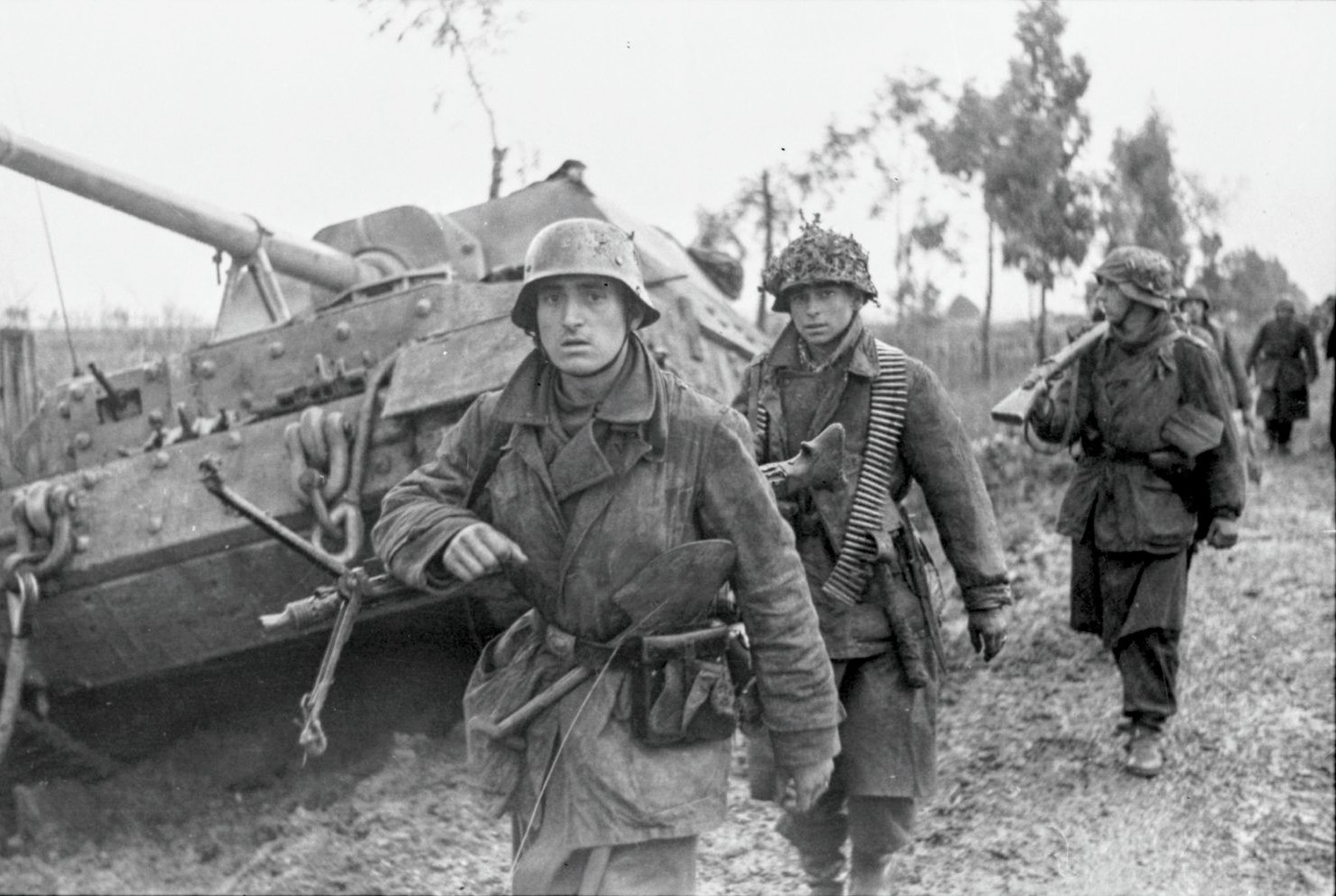 1944年2月。德国士兵在前往安齐奥滩头堡的路上，路边是一台瘫痪的斐迪南战车 ​