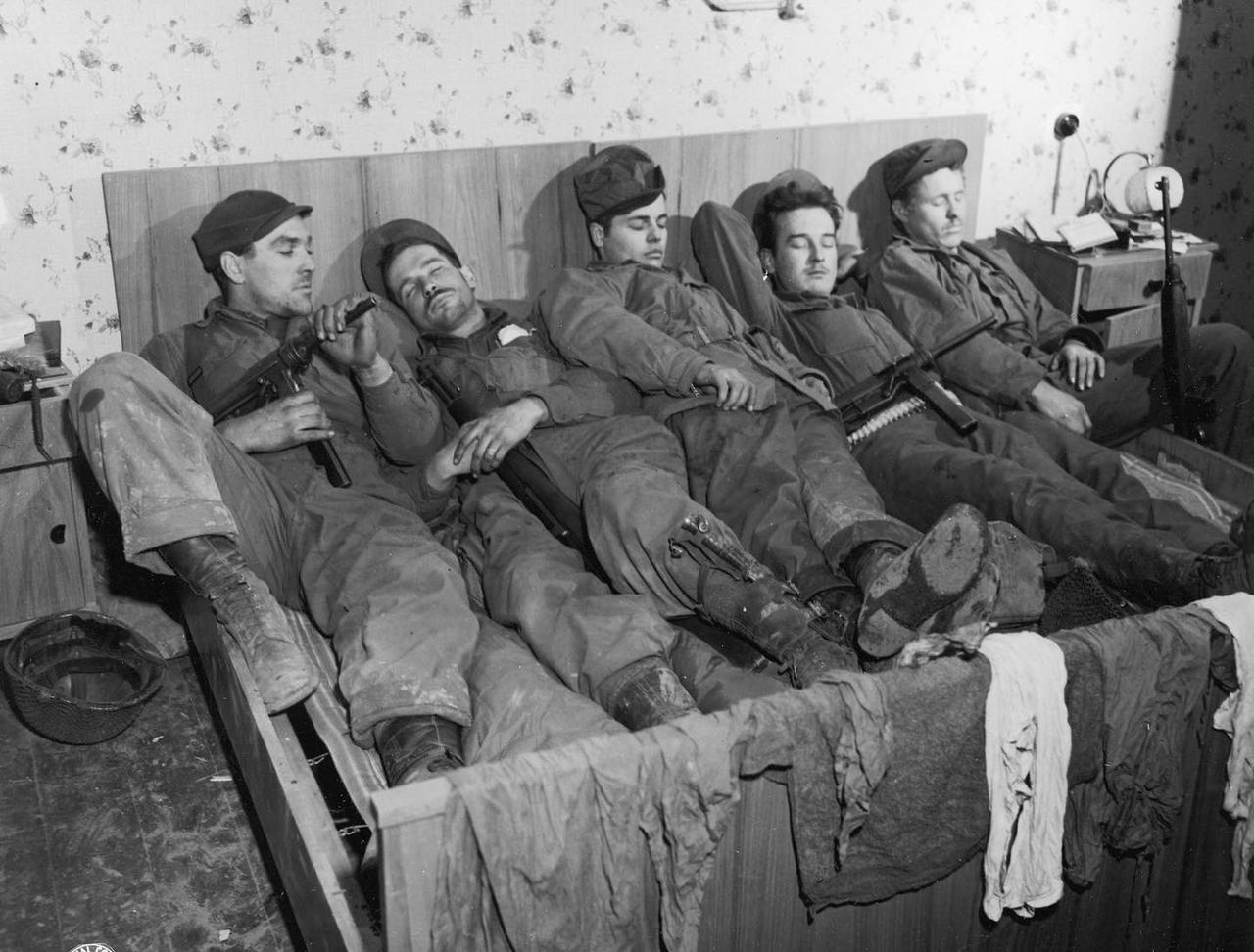 轻兵器科普轻兵器爱好者M3冲锋枪和M1伽兰德，哪个更适合带到床上睡觉？这张照片拍