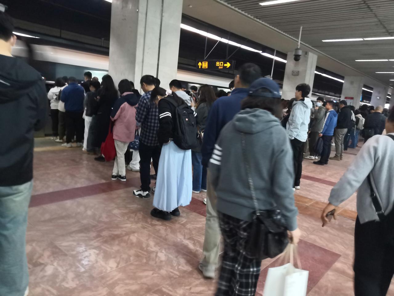 今天早上我出门8点多了，进地铁站乘车，没想到上海坐地铁的人这么多，我总算好不容易