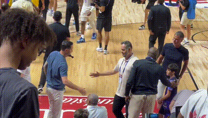 比赛结束后，教练组、管理层握手致意。nba夏季联赛 ​​​