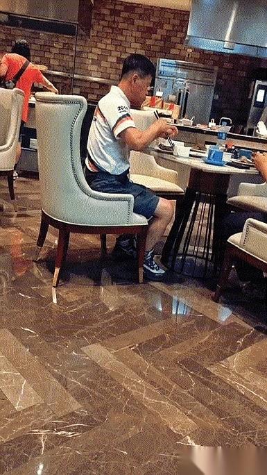 国内一家中餐厅里，这桌的一个中国小伙突然放下筷子站起身，径直走向隔壁那桌——那里