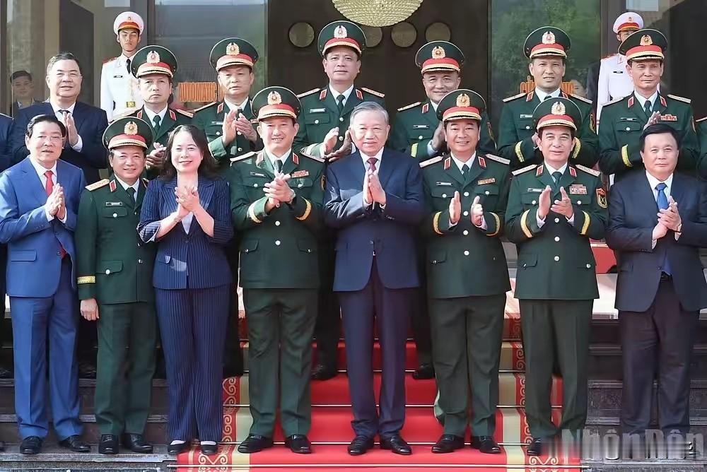 在这幅图中，国家副主席武氏映春是唯一位女性领导人。