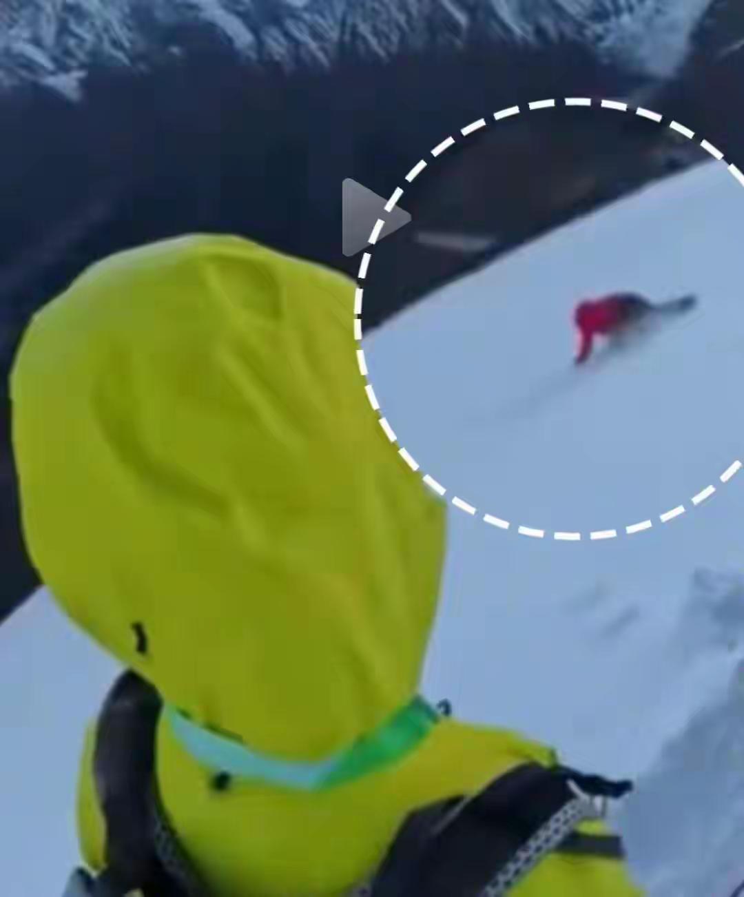 登雪山为了拍照不慎掉入悬崖。
几点联想：
1、如果所有的旅行，冒险， 极端运动，