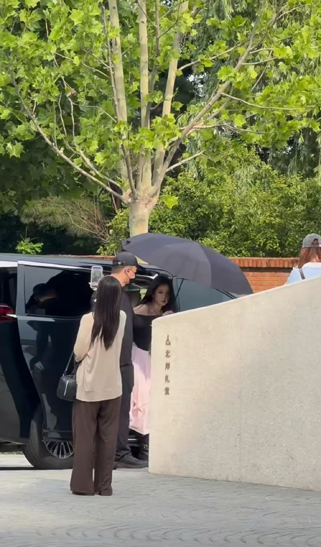 阿那亚偶遇虞书欣了虞书欣浅粉色吊带裙啊啊啊啊期待明天新鲜的欣欣