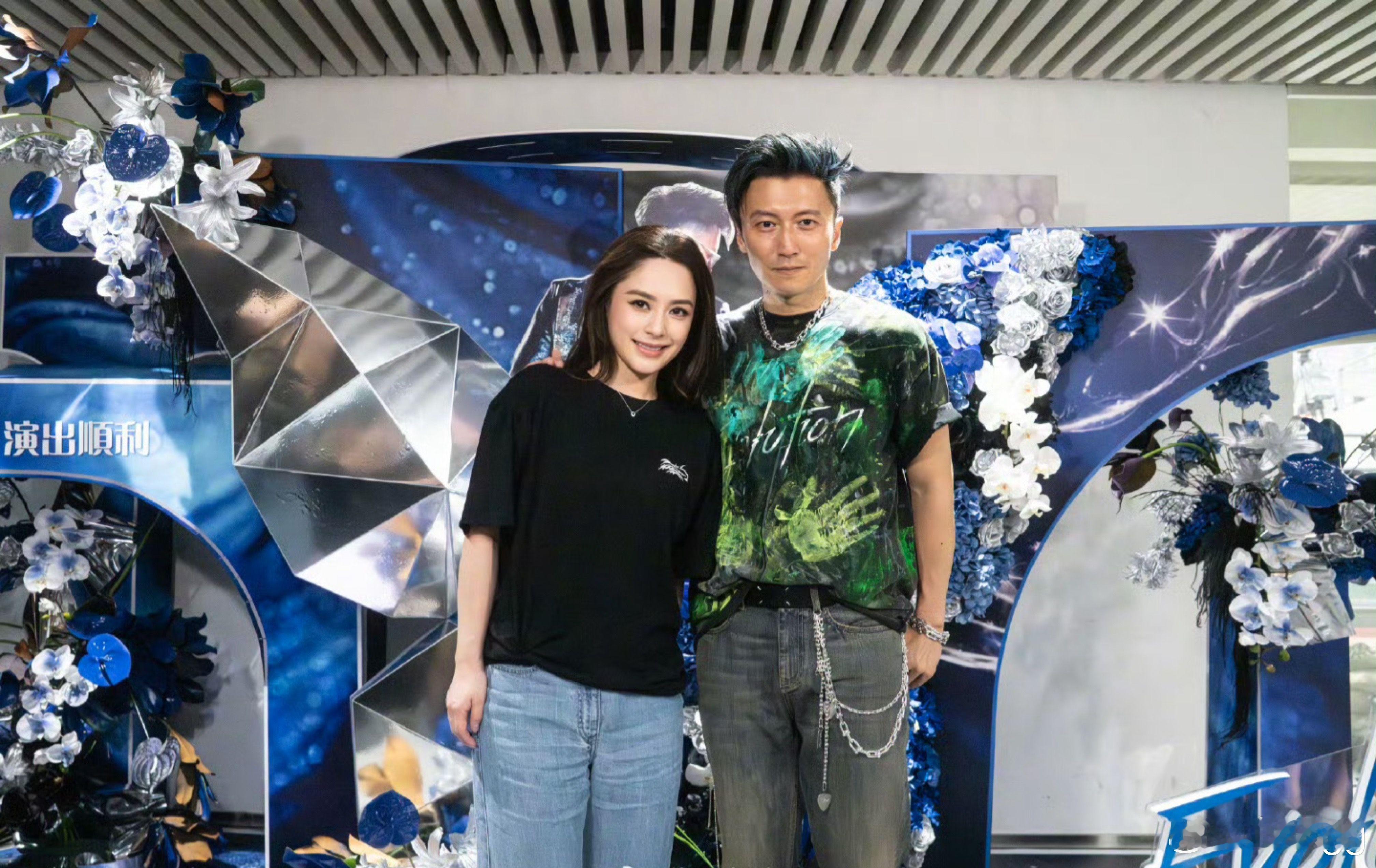 阿娇现身大师兄杭州演唱会，花墙打卡！钟欣潼谢霆锋 ​​​