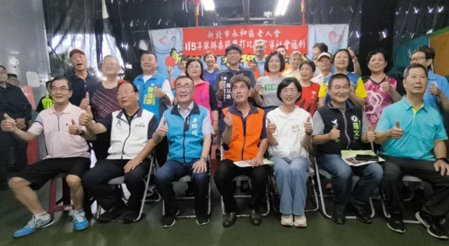 蓝绿两党新北市长参选人李四川、苏巧慧，今天上午不约而同现身永和区福和桥下，参加永