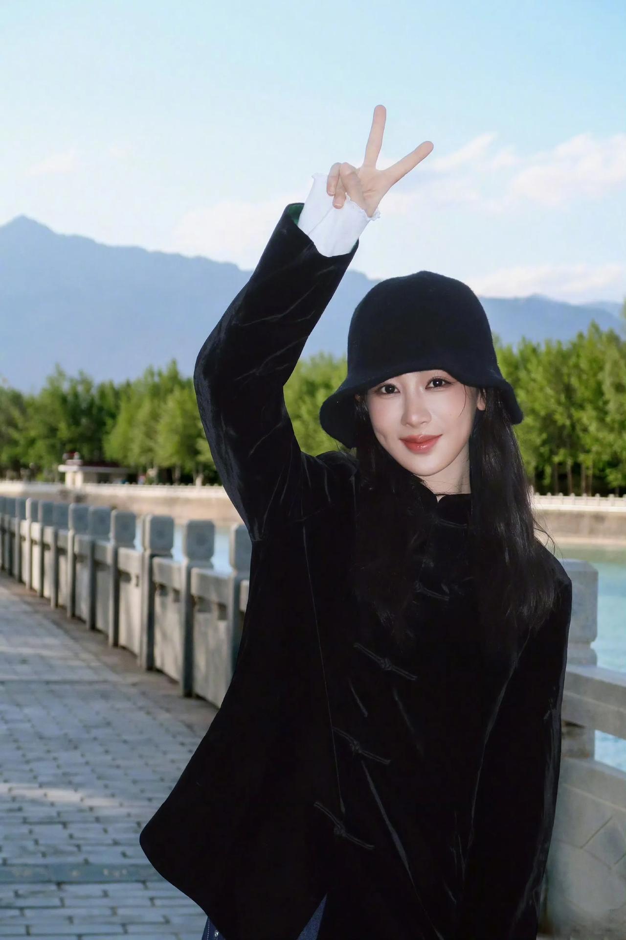 杨紫好久不见，今日营业美照！