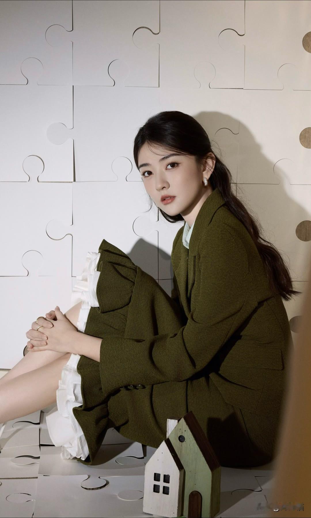 梁洁的打电话写真简直太惊艳了！她本就是中国内地极具魅力的女演员。写真中，她手持电