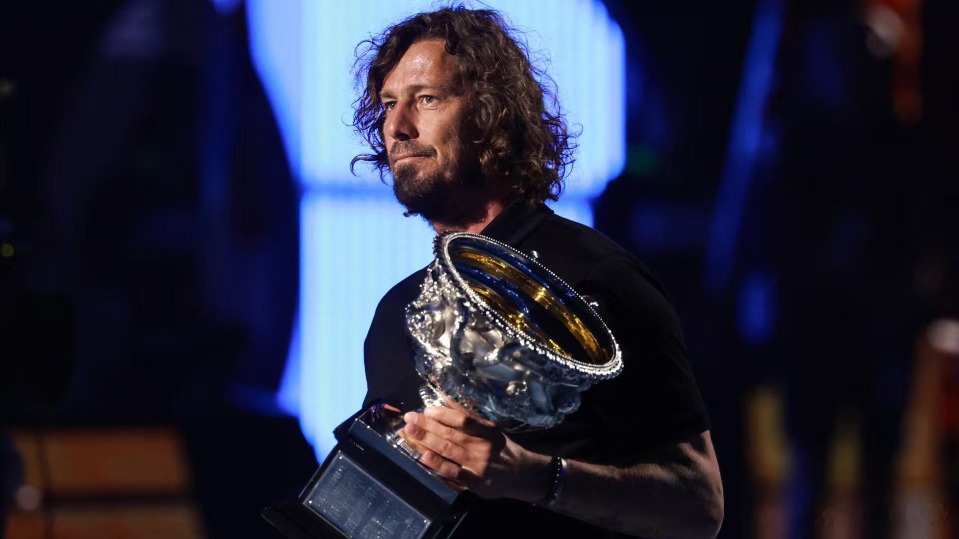 今天纳达尔就是来看球的，颁奖嘉宾是一位在澳网击败过德约的前赛会冠军。德约科维奇v