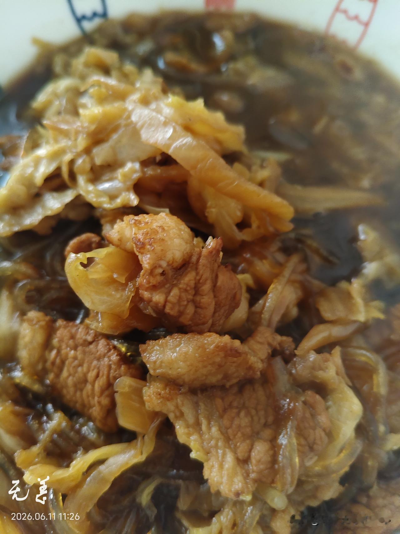 今天中午给老妈做五花肉炖酸菜粉条子。
自从上次买了三袋酸菜，感觉这东北风味还真不