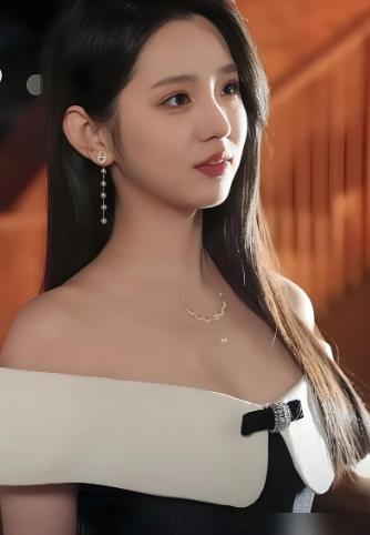 她一天挣你一年的钱，横店群演凌晨四点还在等盒饭。
李柯以把手机往化妆台一扔，屏幕