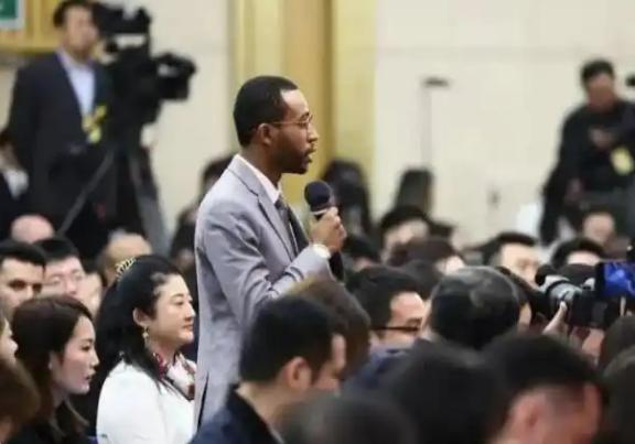 中美之间上演了一出“闪电战”，直接把媒体圈的桌子给掀了。中方刚把一名违规的《纽约