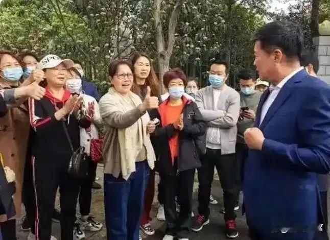 扒一扒史根治在街头接访的往事！
那是2023年4月14日上午，许昌市委书记史根治