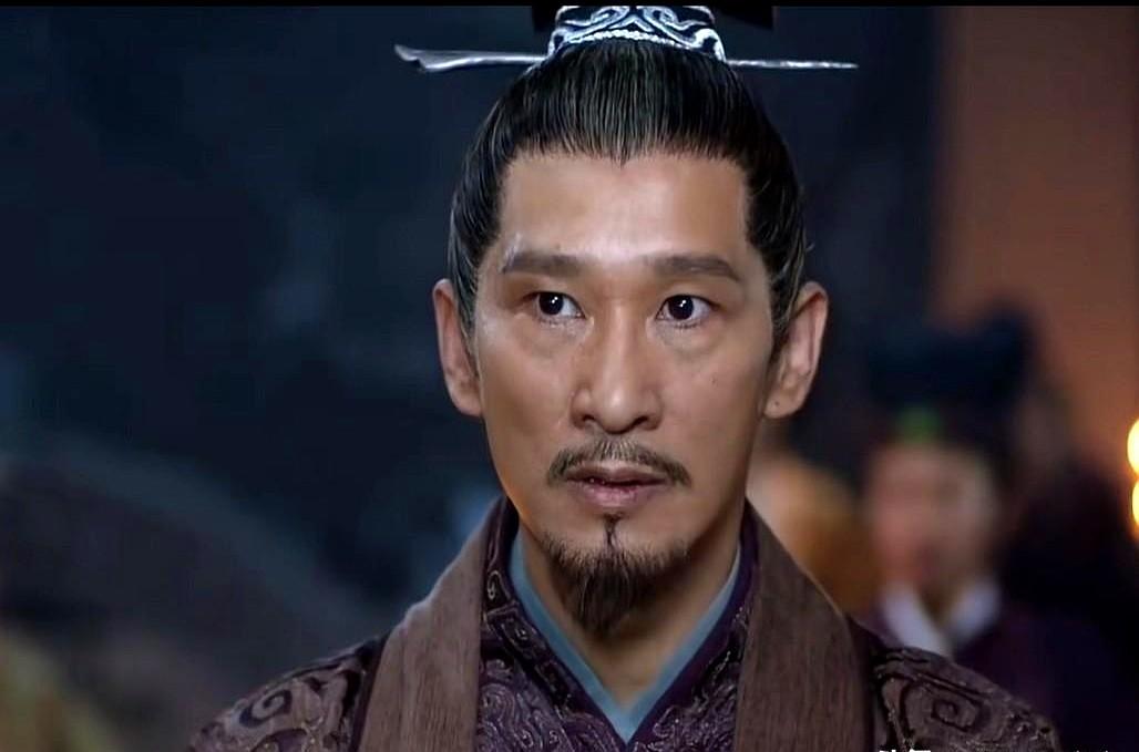 亲儿子在门外浑身是血，当爹的冲出去救人，却被梅长苏一把死死拽住。

九安山血流成