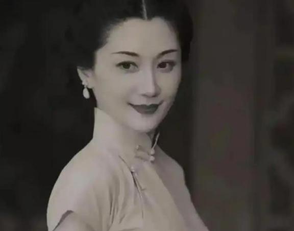 1948年，年轻漂亮的国军上校妻子陈愉照顾丈夫住院期间，惨被欺负，事后，院方劝她