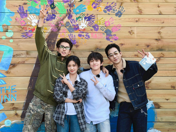 王鹤棣带客栈全员抬咖一个人抬不动的车，一群人轻轻松松搞定，客栈这个小家庭也太有氛