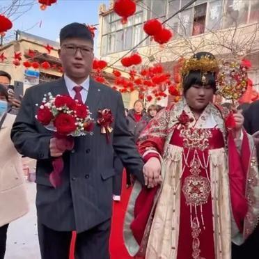 朱之文在女儿婚礼前，对着镜头说选女婿“不看家境”。
这句话说出来，“家境”两个字