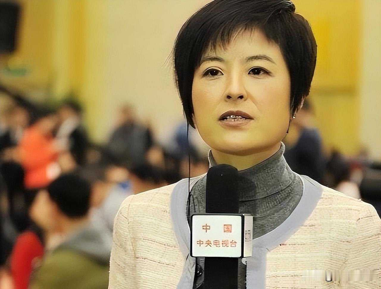张泉灵满头白发坐在镜头前，说“我不忍心剖析你”。
她没哭也没激动，就那么静静看着