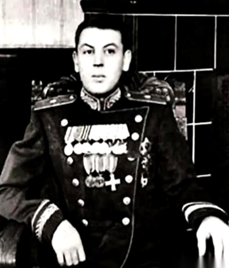 爹死了才21天，他，一个空军中将，就被扒了那身将官服。
紧接着，就因为在饭馆喝多