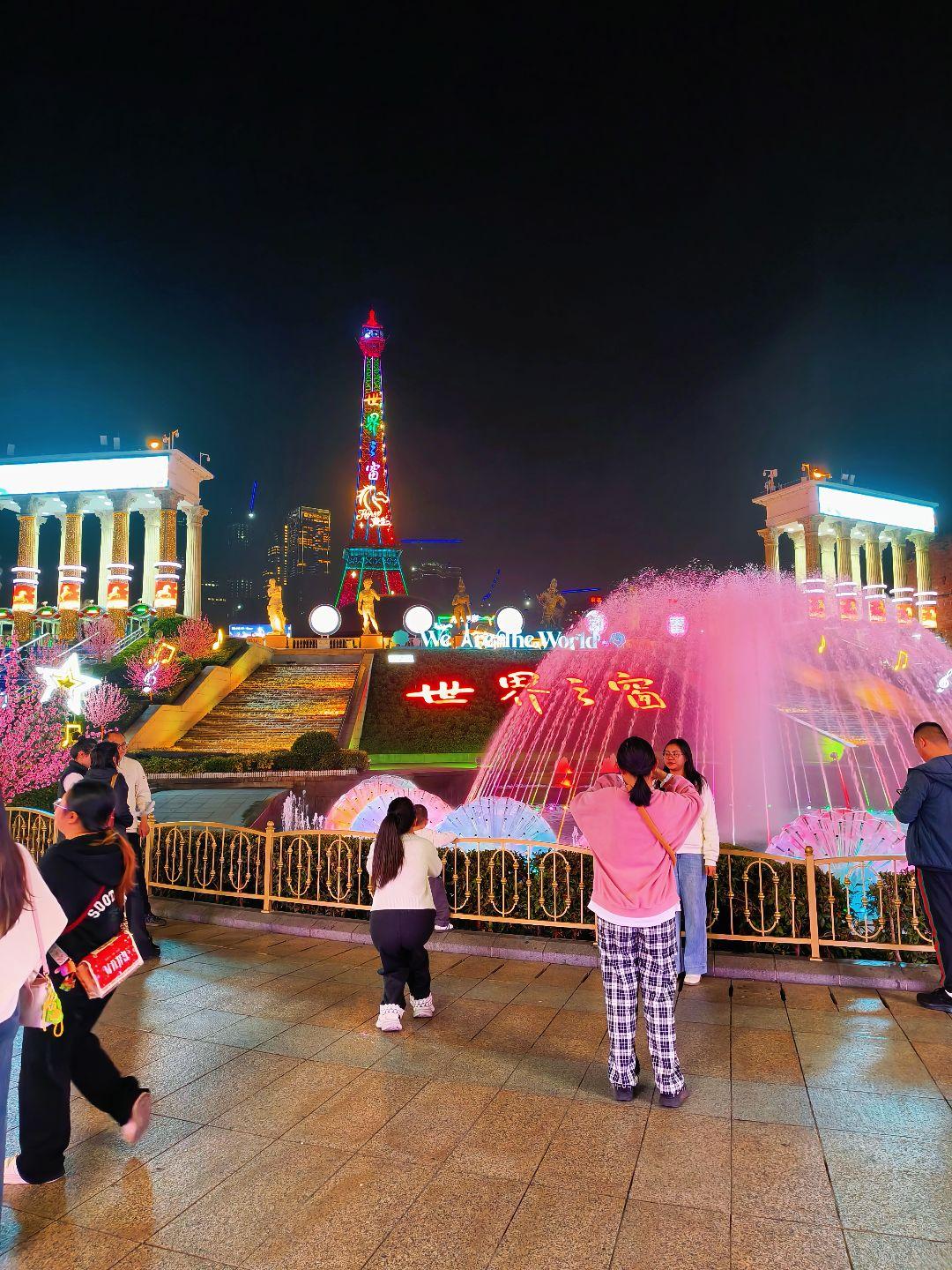 深圳世界之窗，门票180、 有钱人去里面看全世界风景； 没钱的在外面拍...