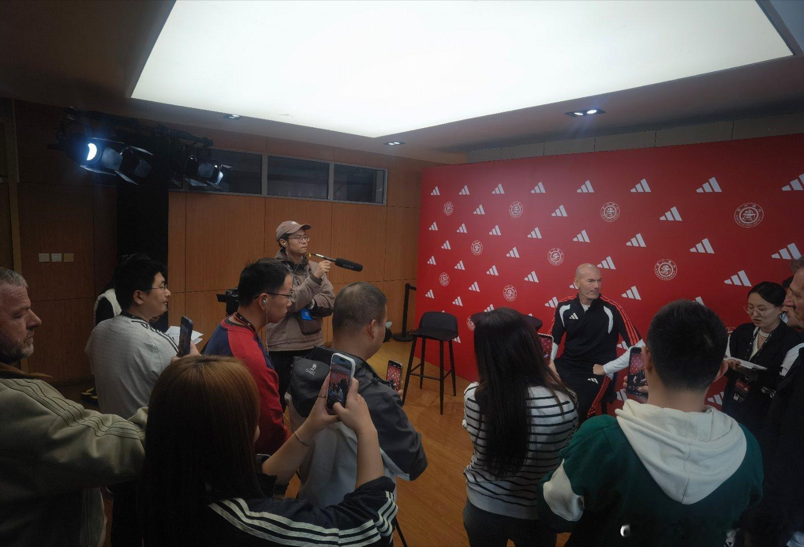 上海交大队和七宝中学队训练赛，搞半天朱峥嵘现在是上海交大男足队的教练。齐达内预测