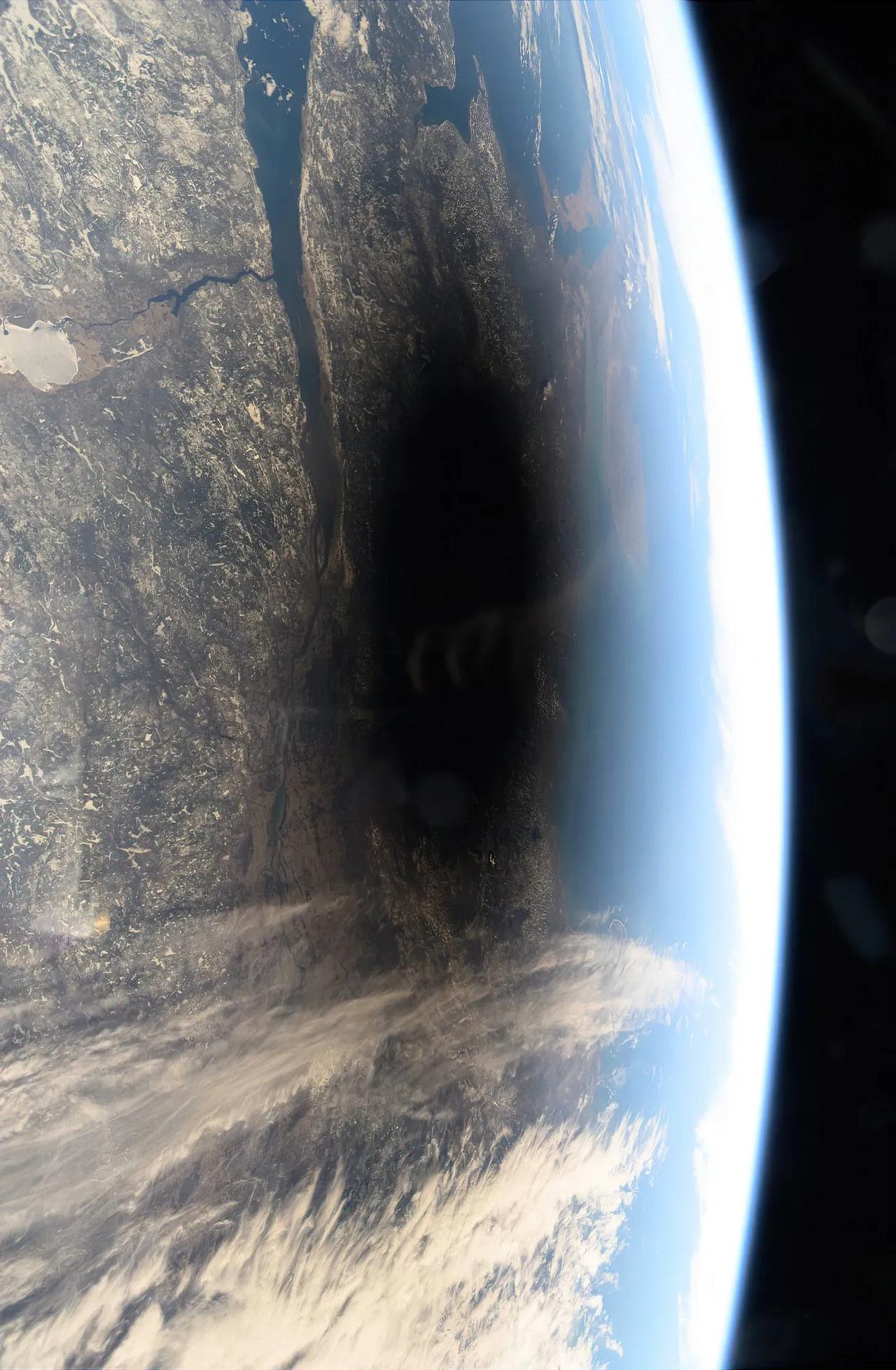 2024 年 4 月 8 日日全食期间，月球的阴影覆盖了北美部分地区的卫星照片。