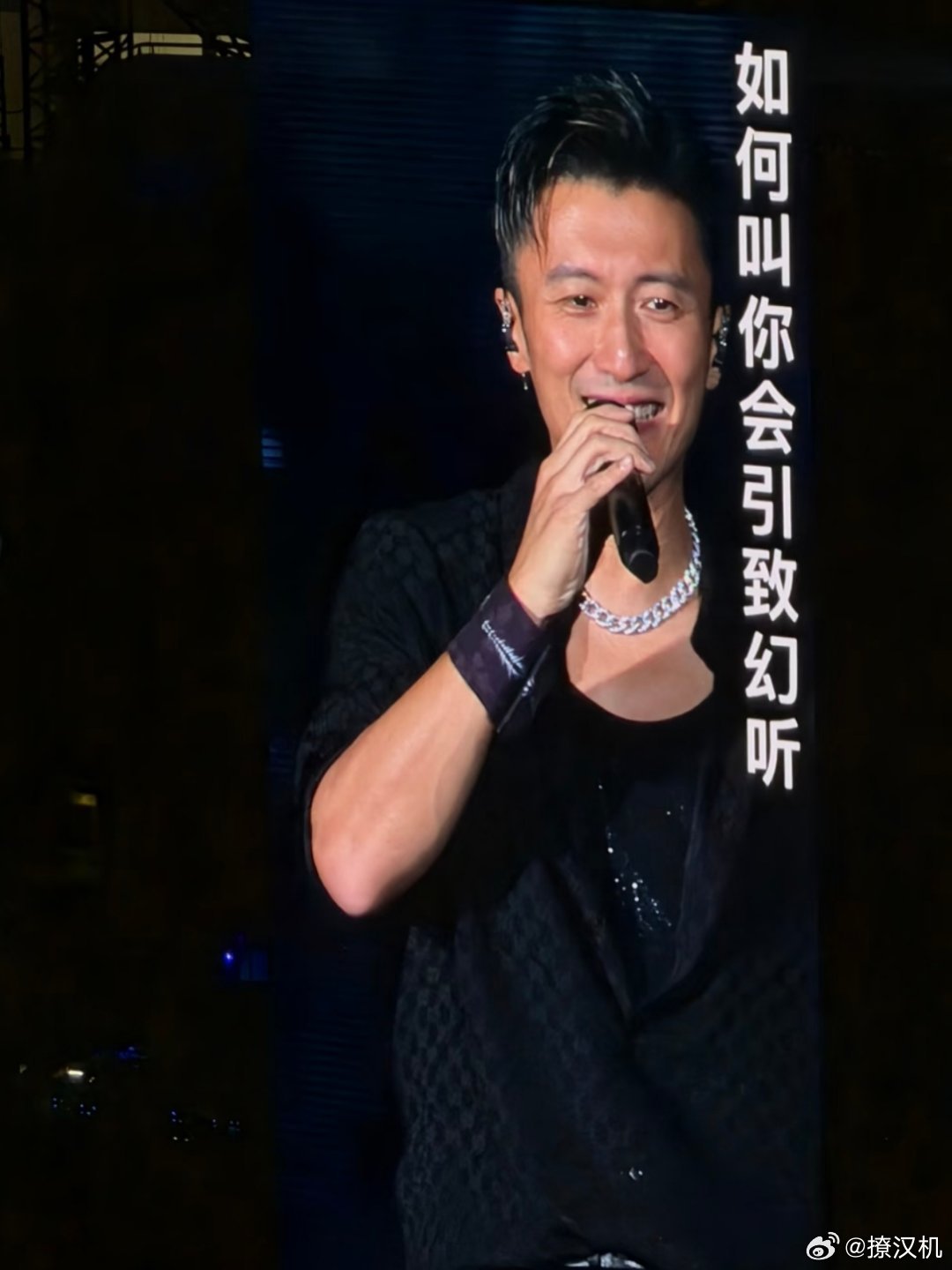 要命了，妇科圣手谢霆锋粉丝在谢霆锋演唱会现场点亮了:通乳腺促排卵的灯牌