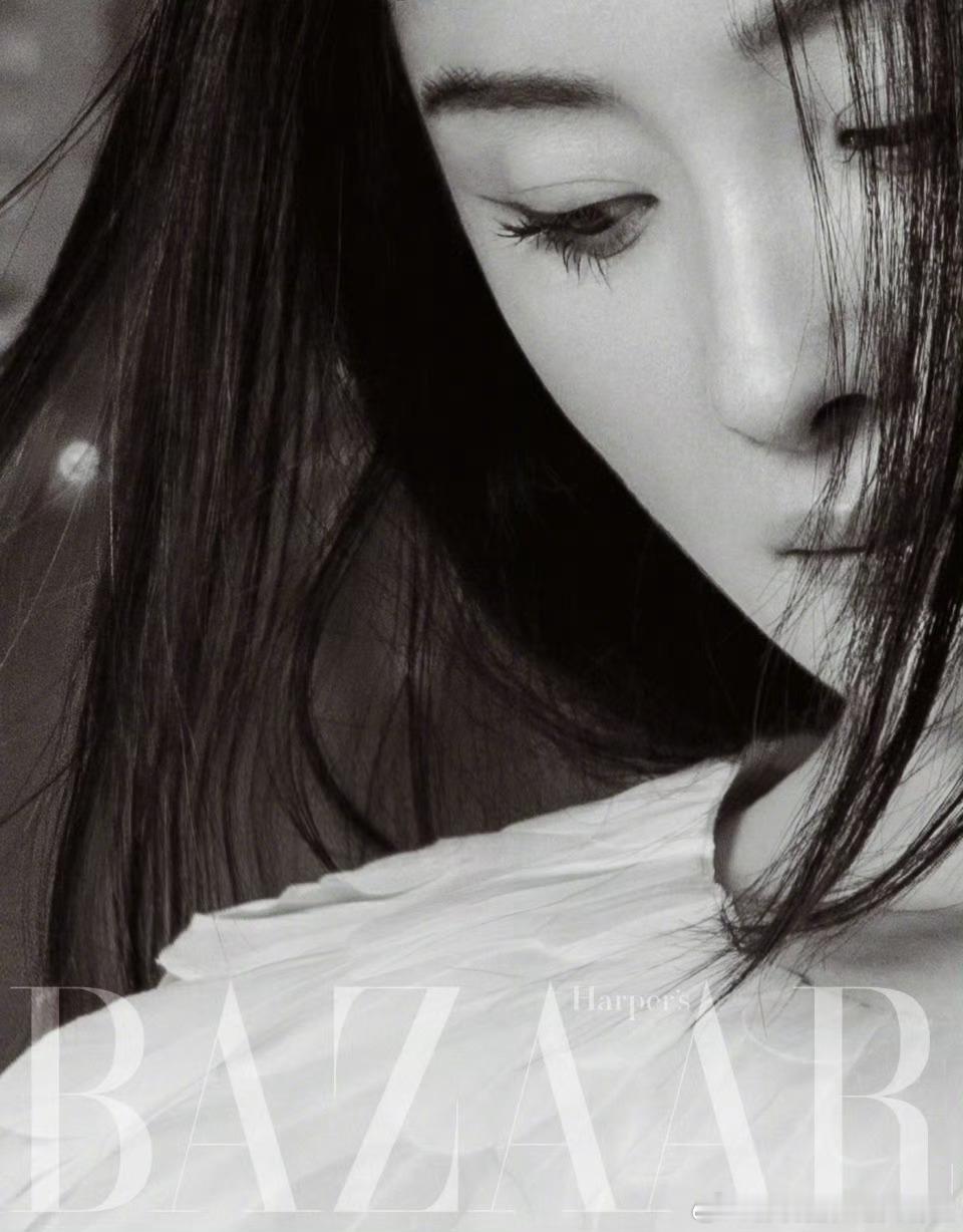 杨幂时尚芭莎三月刊封面  幂幂的时尚感真的没话说！每一张都美得让人窒息，状态好到