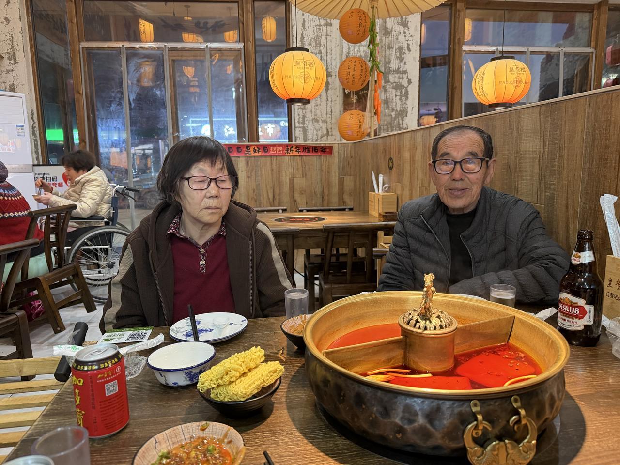 周末抵达恒大威尼斯时，已经傍晚六点多了。推开门，爸妈正安安静静地坐在客厅里，等着