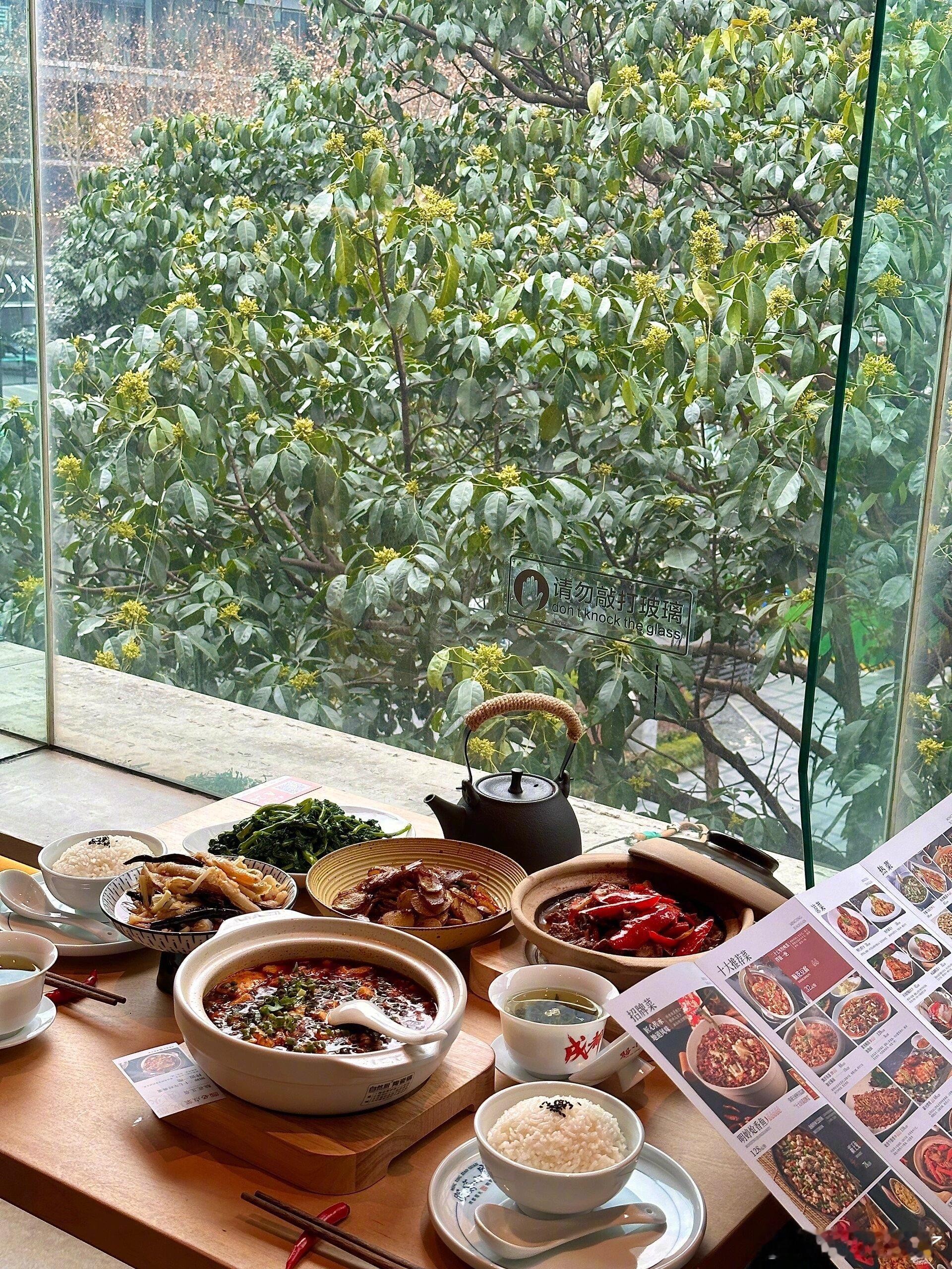 太古里的穷鬼快乐屋！！人均50吃饱饱！！不出成都就能吃到四川民间特色菜啦🥺好幸