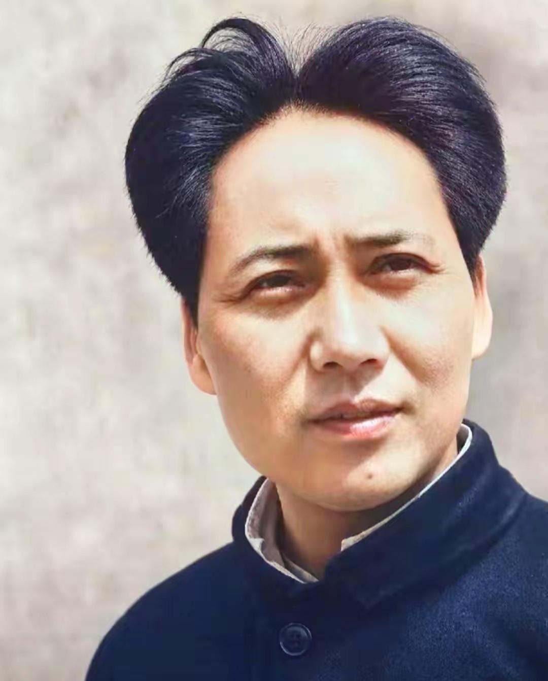 长征路上，他把战马让给伤员，自己踏雪前行；苟坝深夜，他提着马灯力挽狂澜，用实事求