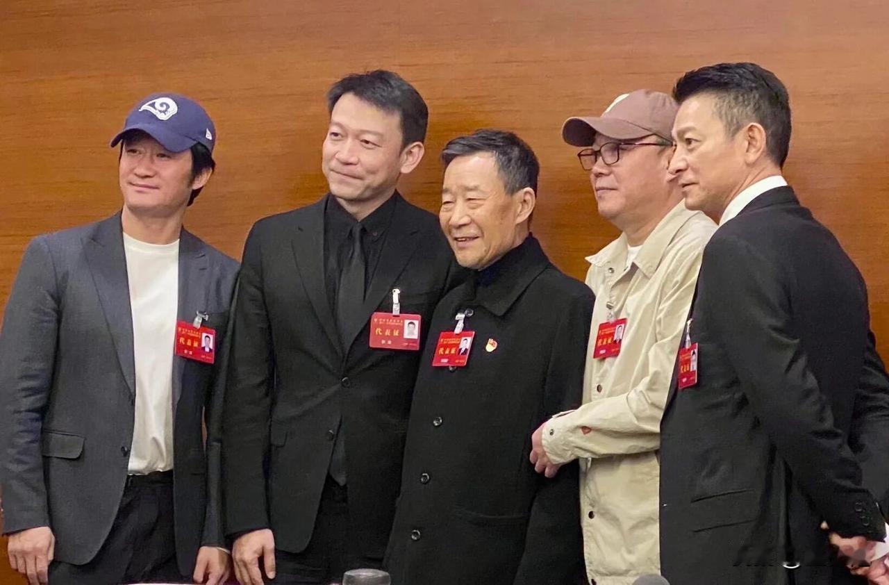 再聚首！回忆杀来袭！
看着这五人的合影，网友直呼：“流浪地球3，快快上映吧！”

