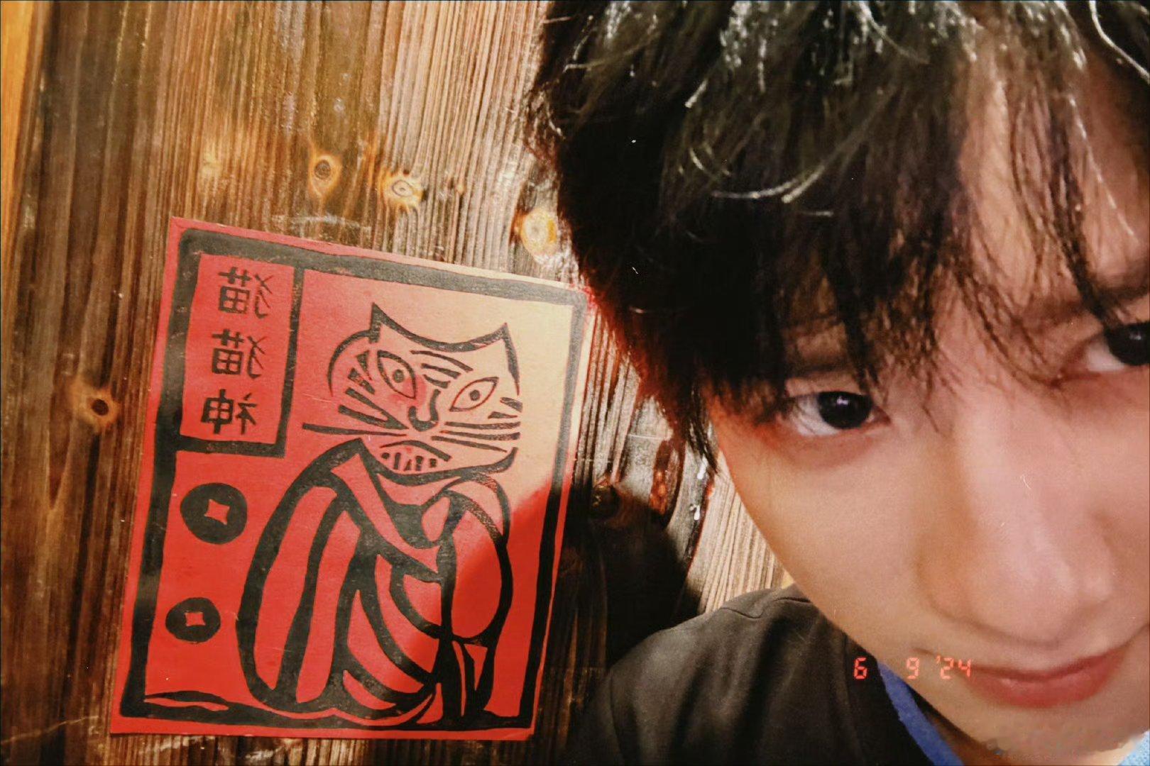 #敖子逸旅行任意门# azy#敖子逸城市捉迷藏# 你抬头那一刻，浮在树顶的阳光，