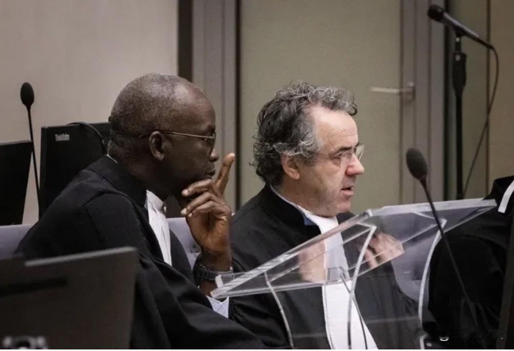 菲律宾媒体曝光了一段前总统杜特尔特首席律师考夫曼在国际刑事法院首日听证会法庭上的