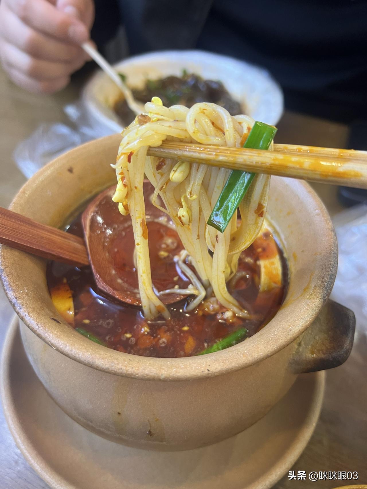 你们发现没，
今年真的很不一样，
不仅仅钱难赚，
而且钱也很难存下来，
就拿我自