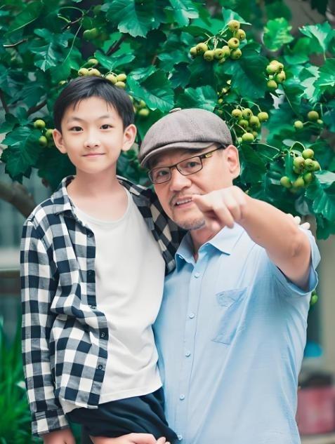 2002年，演员巍子把儿子王紫逸送到国外去留学，没想到儿子三天两头向巍子要钱，巍