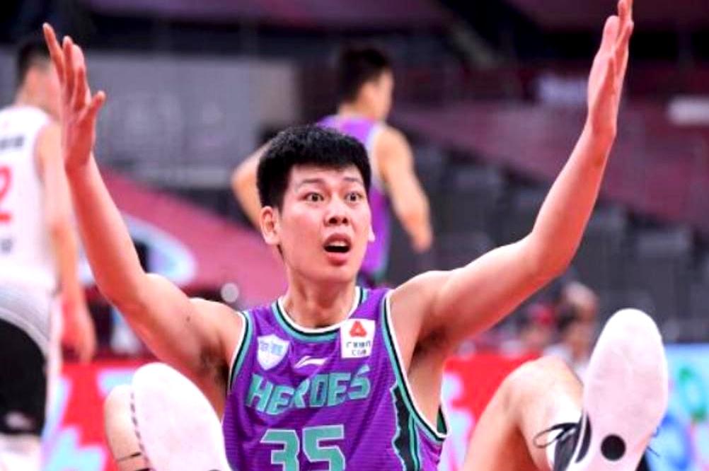 曾经被叫小姚明的朱荣振，现在组了个蜜獾队。
队友都是王汝恒张春军这些前CBA球