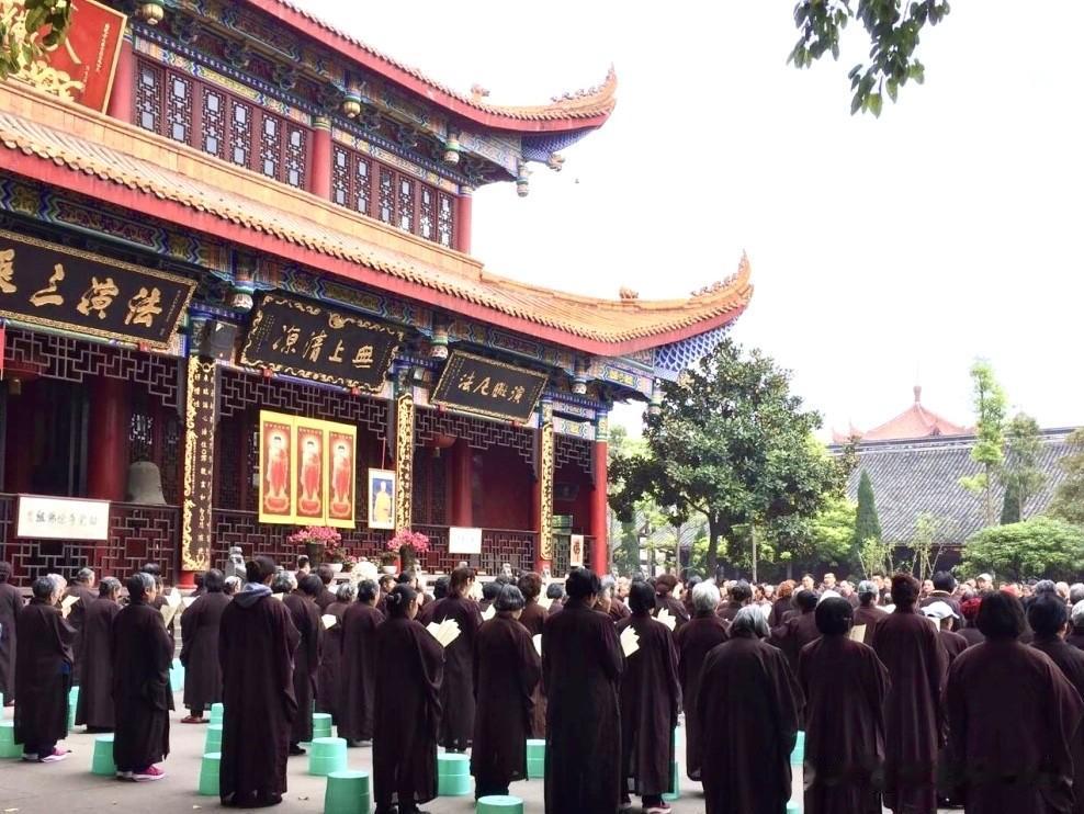 很多年没有去昭觉寺了，这次趁着和女友聚会的机会，翻阅了一些资料之后，认真游览并更