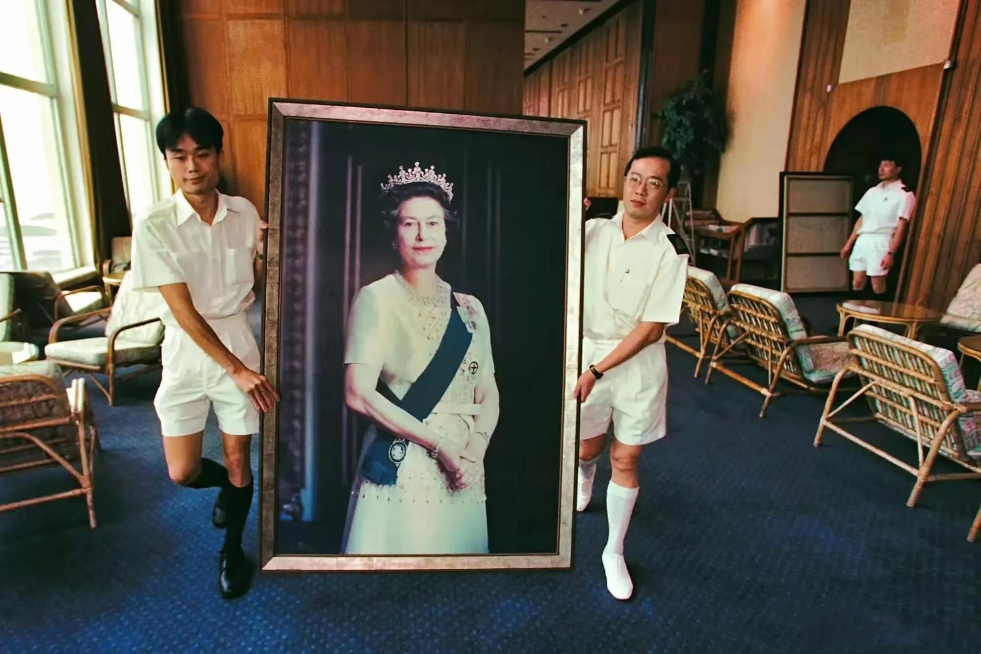 1997年，香港。回归当天，工作人员从总督府清理出英女王的画像。[并不简单] 